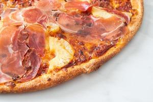 pizza com presunto ou pizza de presunto de parma foto