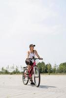 mulher despreocupada andando de bicicleta em um parque foto