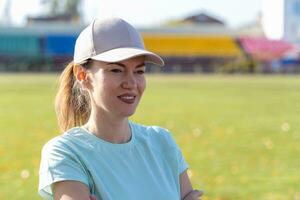 uma jovem lindo mulher dentro roupa de esporte tocam Esportes às uma local estádio foto