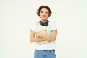 imagem do à moda, moderno menina estudante, segurando pasta de trabalho, documentos. mulher professor com papéis em pé sobre branco fundo foto