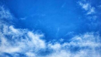 azul céu com branco nuvens sejam usava Como uma fundo. foto
