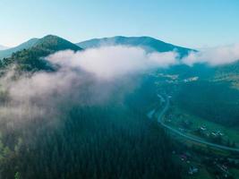 vista aérea das montanhas dos Cárpatos com nuvens brancas foto