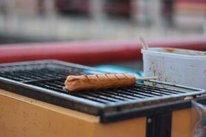 indonésio rua vendedores preparar salsichas ao ar livre foto