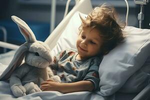 ai gerado uma doente Garoto mentiras em uma hospital cama dentro uma hospital com uma brinquedo lebre. a Garoto parece às a brinquedo e sorrisos foto