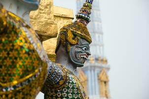 gigante estátua arte do wat phra kaew mosteiro viagem ponto de referência às Bangkok do Tailândia foto