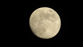 lua cheia no céu noturno. lua no fundo preto foto