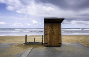 cabana de madeira na praia foto