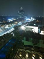 foto da visão noturna da cidade em Jacarta, Indonésia