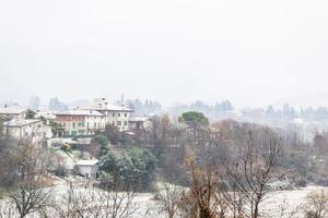 primeira neve nas cidades montanhosas. entre outono e inverno foto