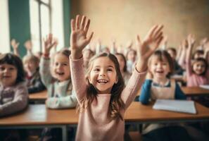 ai gerado crianças estão levantando seus mãos dentro uma Sala de aula foto