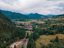 vista aérea da vila nas montanhas dos Cárpatos foto