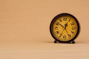 Castanho vintage alarme relógio foto do uma estacionário relógio, conceito do Tempo e quão Tempo funciona.