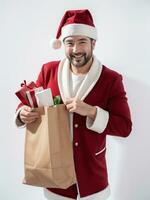 ai gerado uma homem santa claus segurando uma presente saco em branco fundo ai gerado foto