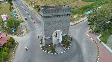 aéreo Visão do monumento de Centro ponto osso bolango, gorontalo às nascer do sol foto