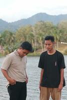 lago perinite, suwawa. ensolarado dia cenário. turistas admirando Visão em popular turista atração em gorontalo, agosto 27, 2023 foto