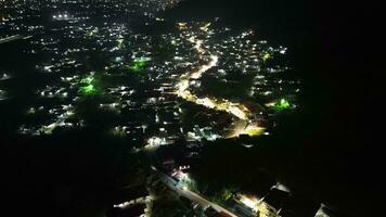 a veículos dirigindo em iluminado rodovia estradas dentro a cidade às noite foto