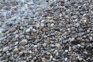 textura de seixo na costa do mar Egeu, na Grécia foto