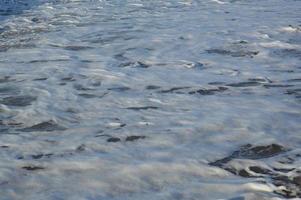 textura da água do mar Egeu na Grécia foto