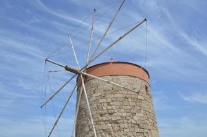 moinhos de vento da cidade de Rhodes na cidade portuária, grécia foto