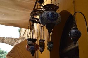 lâmpadas feitas à mão na ilha de rhodes, na grécia foto