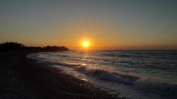 pôr do sol na costa do mar Egeu em Rhodes, na Grécia foto