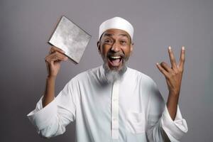 ai gerado feliz muçulmano homem a comemorar foto