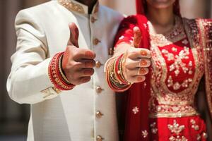 ai gerado uma feliz casal a comemorar seus amor com Coincidindo ouro Casamento argolas e tradicional hena desenhos em seus mãos. foto