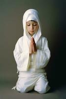 ai gerado uma pequeno Garoto Rezar com guardada mãos, vestindo uma religioso roupa. foto