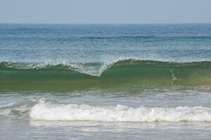 surpreendente Visão do árabe mar durante a manhã Tempo dentro calangute de praia Goa, Índia, oceano de praia Visão cedo manhã Tempo foto