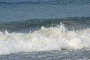 surpreendente Visão do árabe mar durante a manhã Tempo dentro calangute de praia Goa, Índia, oceano de praia Visão cedo manhã Tempo foto