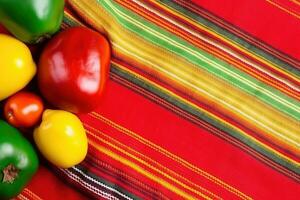 ai gerado uma colorida mexicano toalha de mesa com tomates e pimentas foto