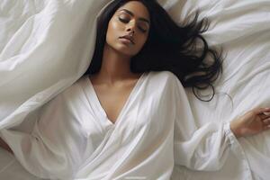 ai gerado dormindo beleza - uma mulher dentro uma branco vestir e lindo Preto cabelo cai adormecido em uma cama foto
