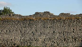 muito velho tijolo pedra parede do castelo ou fortaleza do 18º século. cheio quadro, Armação parede com obsoleto sujo e rachado tijolos foto