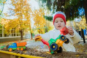 a criança tocam carros em a Parque infantil foto