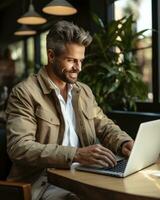 ai gerado uma retrato do uma homem olhando baixa às uma computador portátil e sorridente foto