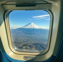 ai gerado uma Visão do uma montar Fuji montanha é visto através a janela do a avião foto