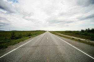 a esvaziar estrada é mostrando dentro a distância foto