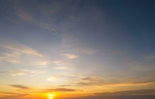 horizonte panorama e dramático crepúsculo céu e nuvem pôr do sol fundo. natural céu fundo textura, lindo cor. foto