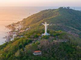 aéreo Visão do Vung tau cidade, Vietnã, panorâmico Visão do a pacífico e lindo costeiro cidade atrás a estátua do Cristo a rei em pé em montar nho dentro Vung tau cidade. foto