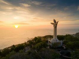 aéreo Visão do Vung tau cidade, Vietnã, panorâmico Visão do a pacífico e lindo costeiro cidade atrás a estátua do Cristo a rei em pé em montar nho dentro Vung tau cidade. foto