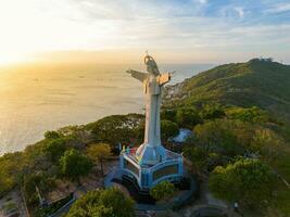 aéreo Visão do Vung tau cidade, Vietnã, panorâmico Visão do a pacífico e lindo costeiro cidade atrás a estátua do Cristo a rei em pé em montar nho dentro Vung tau cidade. foto