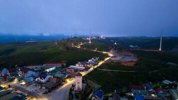 lindo panorama dentro a manhã às cau isso, da lat cidade, eu sou dong província. vento poder em chá colina, manhã cenário em a encosta do chá plantado foto