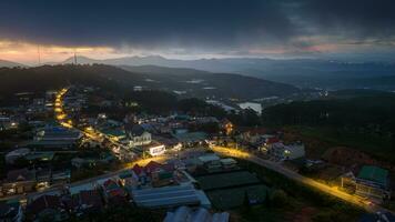 lindo panorama dentro a manhã às cau isso, da lat cidade, eu sou dong província. vento poder em chá colina, manhã cenário em a encosta do chá plantado foto