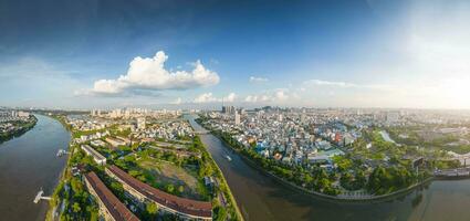 panorâmico Visão do Saigon, Vietnã a partir de acima às ho chi minh da cidade central o negócio distrito. paisagem urbana e muitos edifícios, local casas, pontes, rios foto