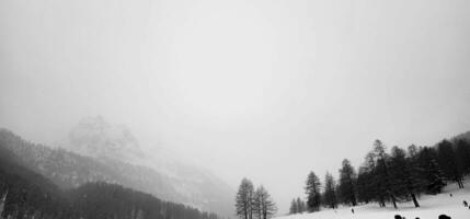 inverno paisagens do a aosta vale, a Alpes montanha alcance dentro dezembro 2023 às a começando do a frio inverno foto