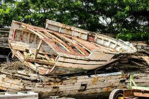 uma barco é sentado em topo do uma pilha do madeira foto