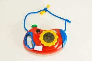 uma brinquedo Câmera com uma amarelo lidar com e vermelho plástico corpo foto