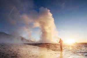 erupção do gêiser Strokkur na Islândia. cores frias de inverno, luz do sol através do vapor foto