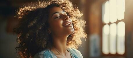 ai gerado feliz afro mulher dormindo com dela braços acima sorridente dentro a quarto foto