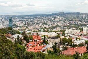 acima Visão do tbilisi cidade a partir de montar mtatsminda foto